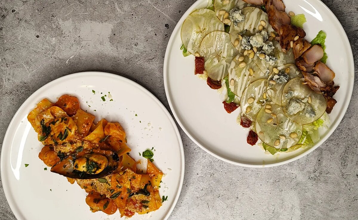 Паппарделле с морепродуктами (990 руб.) и салат с цыпленком и грушей (670 руб.), Ресторан Porta Rossa 