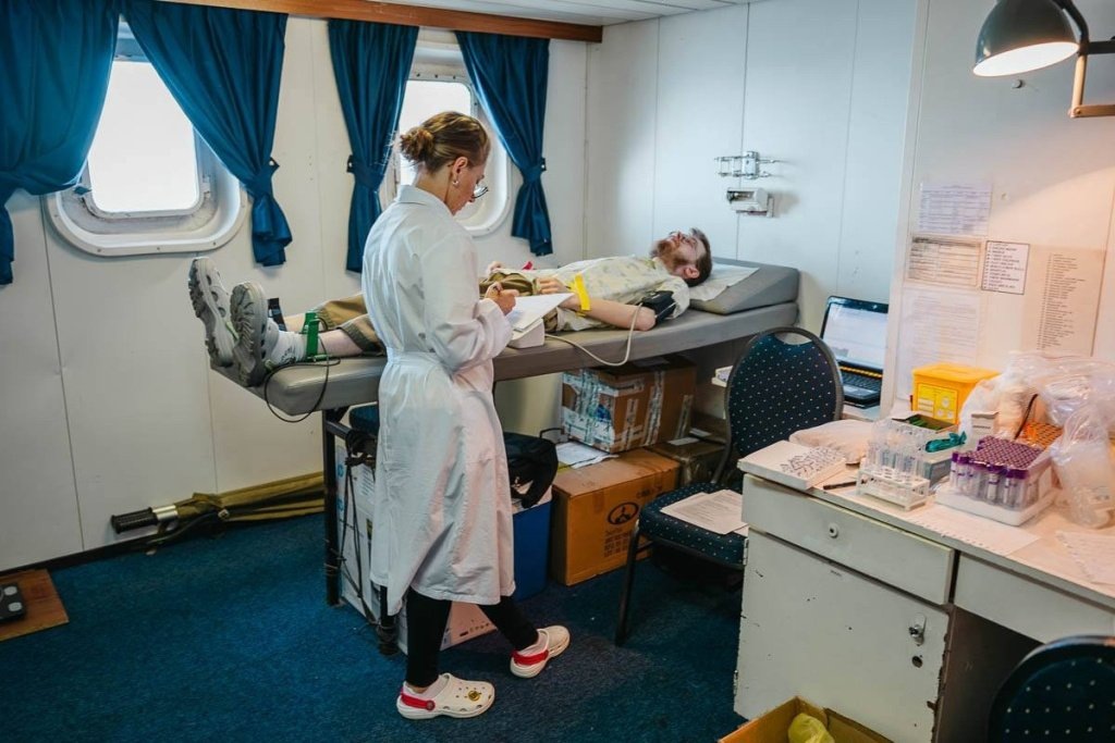    Медицинское обследование участника полярнойц экспедиции на борту научно-исследовательского судна «Профессор Молчанов»