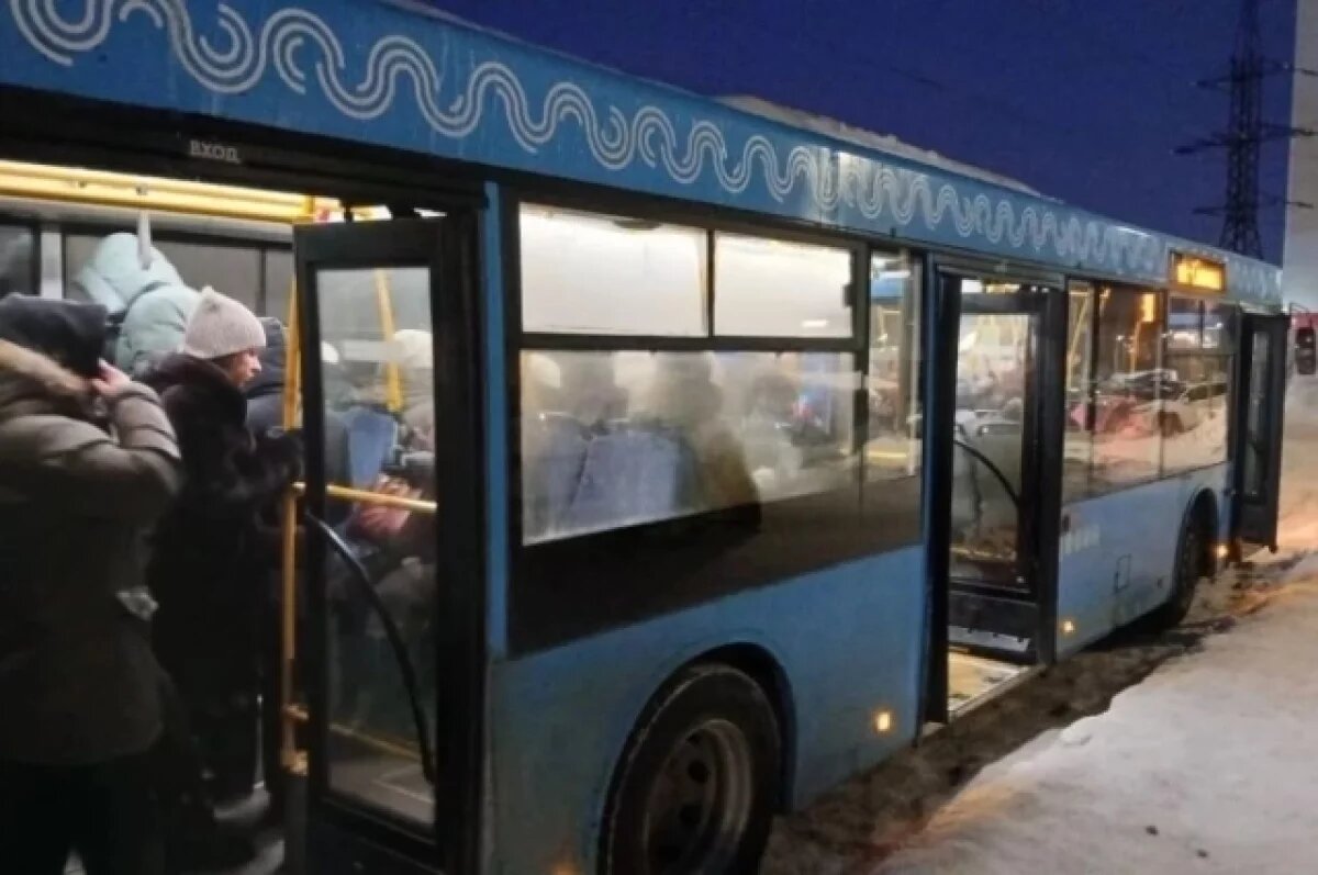    Начальник отдела транспорта следил за работой маршрута в час-пик.