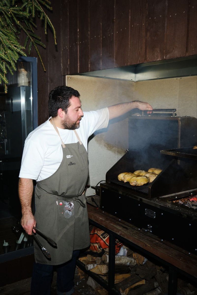 Дмитрий Париков у гриля, «На Даче»