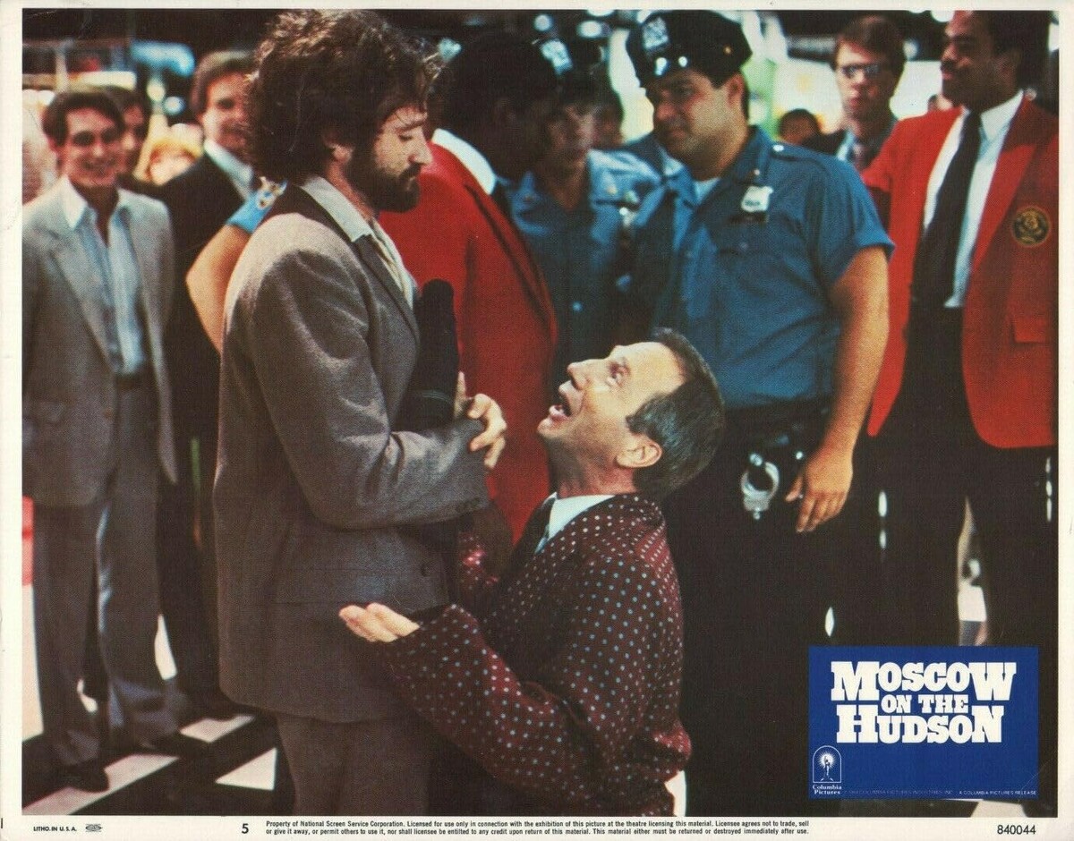 Робин Уильямс и Савелий Крамаров на постере к кинофильму "Москва на Гудзоне" (Moscow on the Hudson, 1984). Источник: веб-сайт с базой данных о кинематографе IMDb (https://www.imdb.com/)
