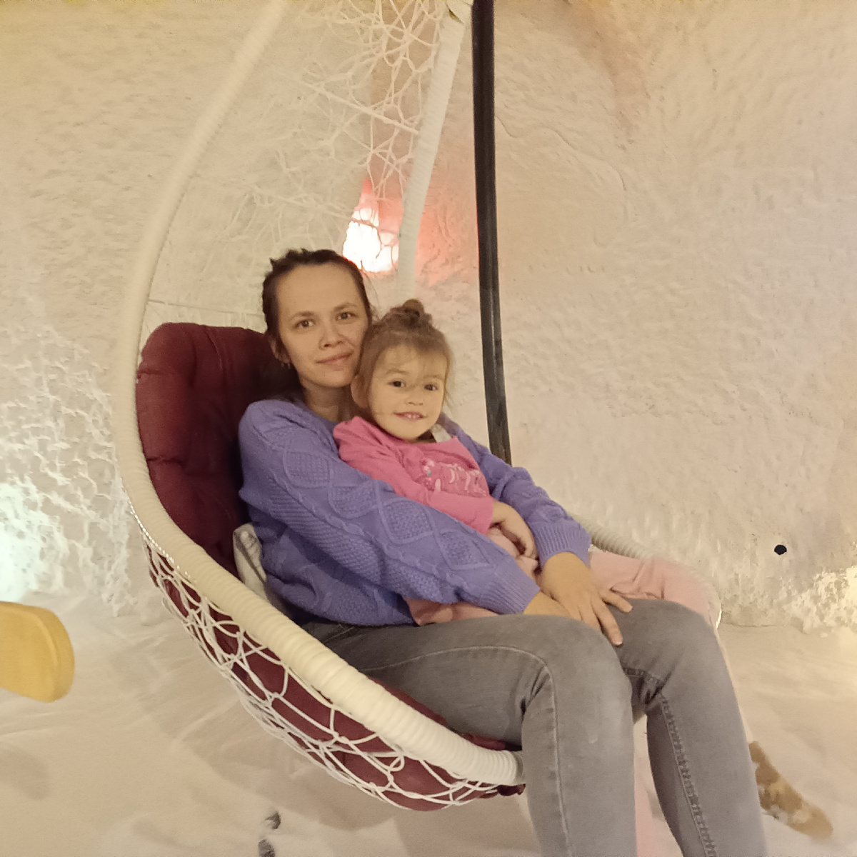 Удобно расположились в соляной пещере 