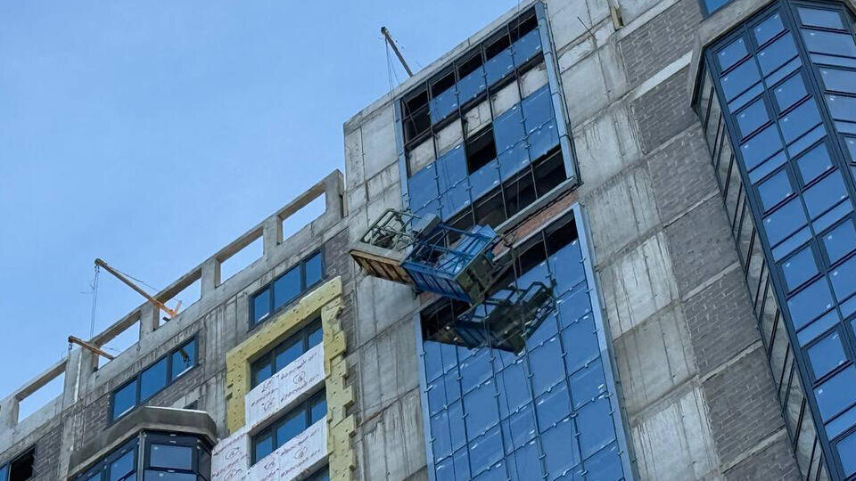     Два человека погибли, один пострадал при падении строительного лифта в Самаре ИЗВЕСТИЯ/Даниил Рябчиков