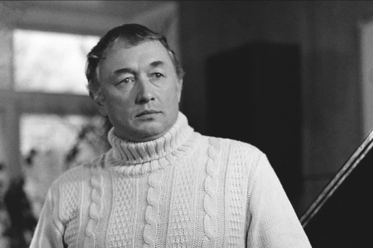    Жил музыкой.