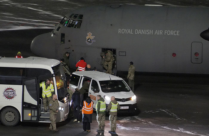    Самолет Королевских ВВС Дании с военнослужащими на борту прибыл в Гренландию.REUTERS/Janis Laizans
