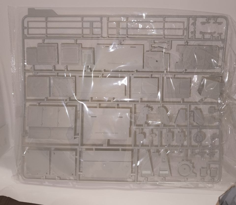 Утерянная решётка с деталями, которой не оказалось в наборе. Фото предоставлено участником дуэли. © 2026 год