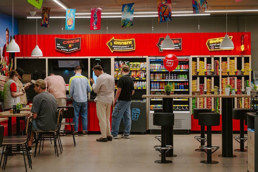 В курсе.ру». Они разместятся в магазинах формата «у дома». 
 
 📷
 
 Первые рамен-бары «Магнита» открылись прошлым летом в Москве. В них  покупатель сам выбирает лапшу и топпинги, оплачивает заказ и готовит блюдо в раменоварке всего за несколько минут. Рамен можно взять с собой или съесть на месте — в зоне кафе.
 
 Появление нового формата в «Магните» объяснили популярностью азиатской кухни у молодежи. 
]]>