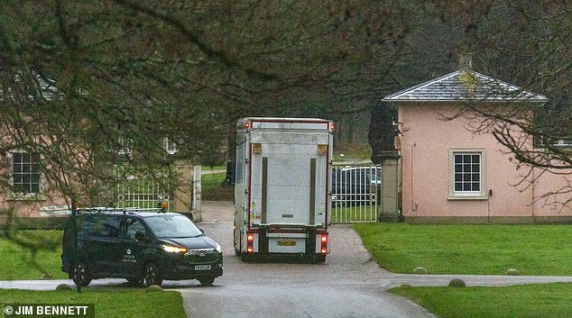 15 января 2025 года ко дворцу Роял-Лодж, в котором доживает свои последние дни Эндрю Маунтбеттен-Виндзор подъезжал большой грузовик, как предполагается для перевозки его личных вещей в Норфолк.