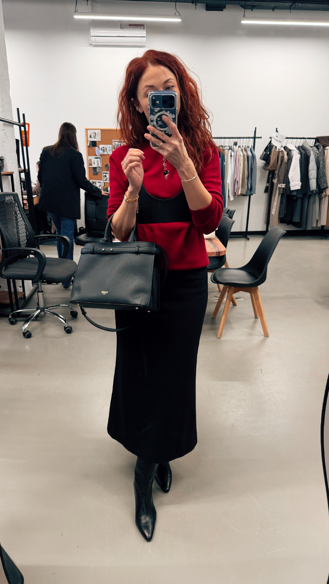 В последнее время я все чаще получаю от вас комментарии о том, что «сильно похудела», но если вы посмотрите внимательно, то возможно, заметите, что я ношу одежду, которую носила прошлой весной или летом, просто она сидит на мне лучше. Дело в том, что из тела постепенно уходит лишняя рыхлость, и оно становится подтянутым.