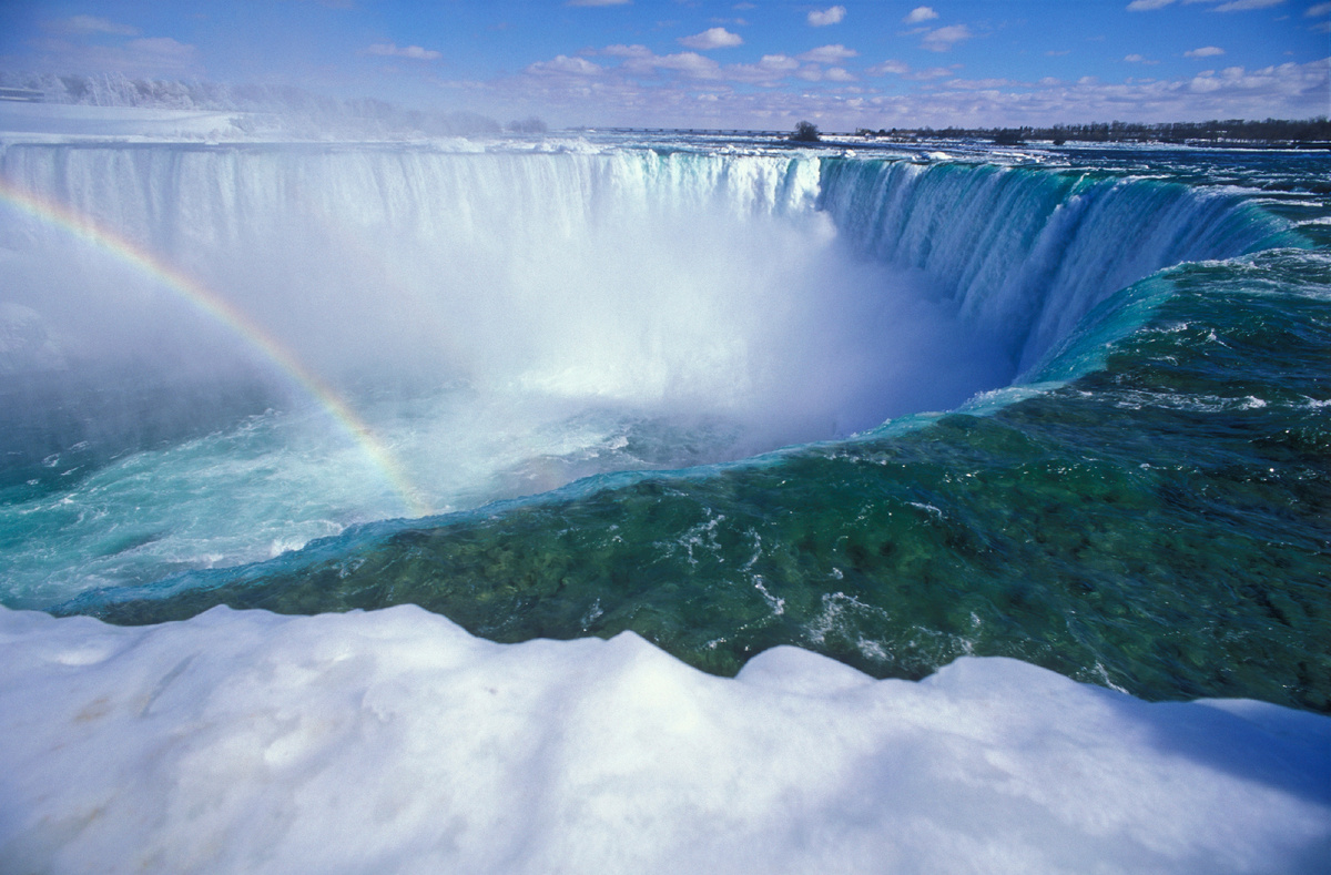 Водопад Подкова зимой с радугой, Ниагарский водопад, Онтарио, Канада. Источник: Shutterstock