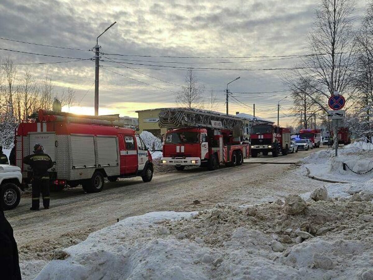    Экстренные службы на месте происшествия, где произошел взрыв в здании центра профессиональной подготовки МВД в Сыктывкаре | © Фото : Прокуратура Республики Коми/Telegram