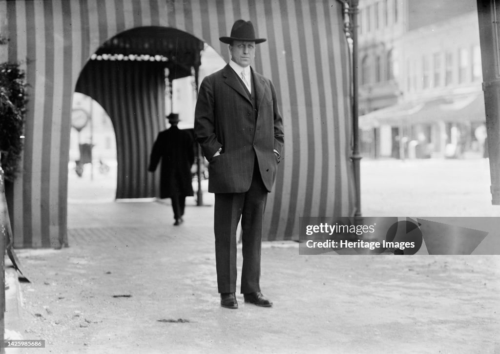 Уильям Рэндольф Херст возле отеля «Уиллард», Вашингтон. 1911 год.