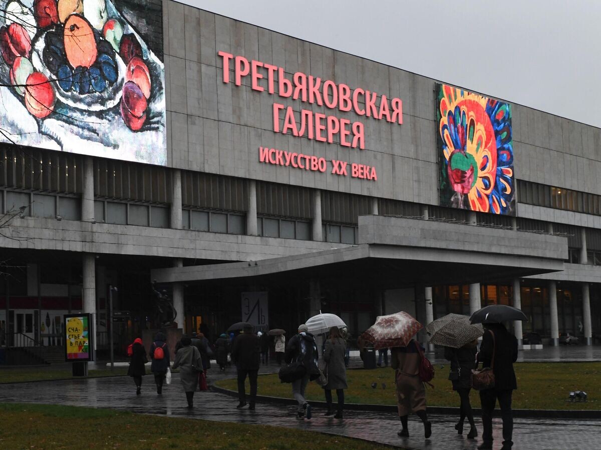    Посетители у входа в Государственную Третьяковскую галерею на Крымском валу | © РИА Новости / Владимир Вяткин