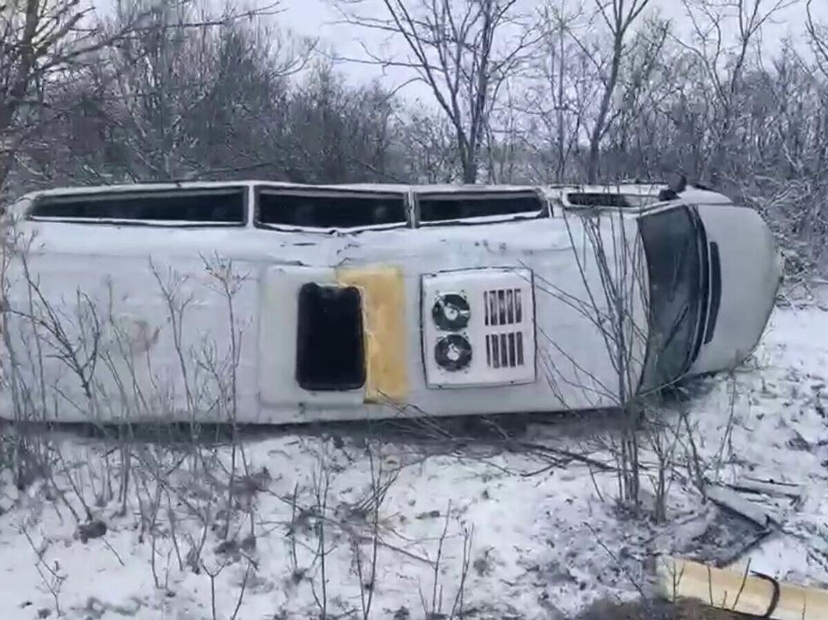    Рейсовый микроавтобус Mercedes-Benz Sprinter опрокинулся в кювет в Крыму | © ГУ МЧС России по Республике Крым/Telegram