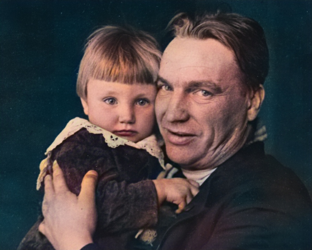 Валерий Чкалов с дочерью Валерией. 1937—1938. Фото С. Струнникова