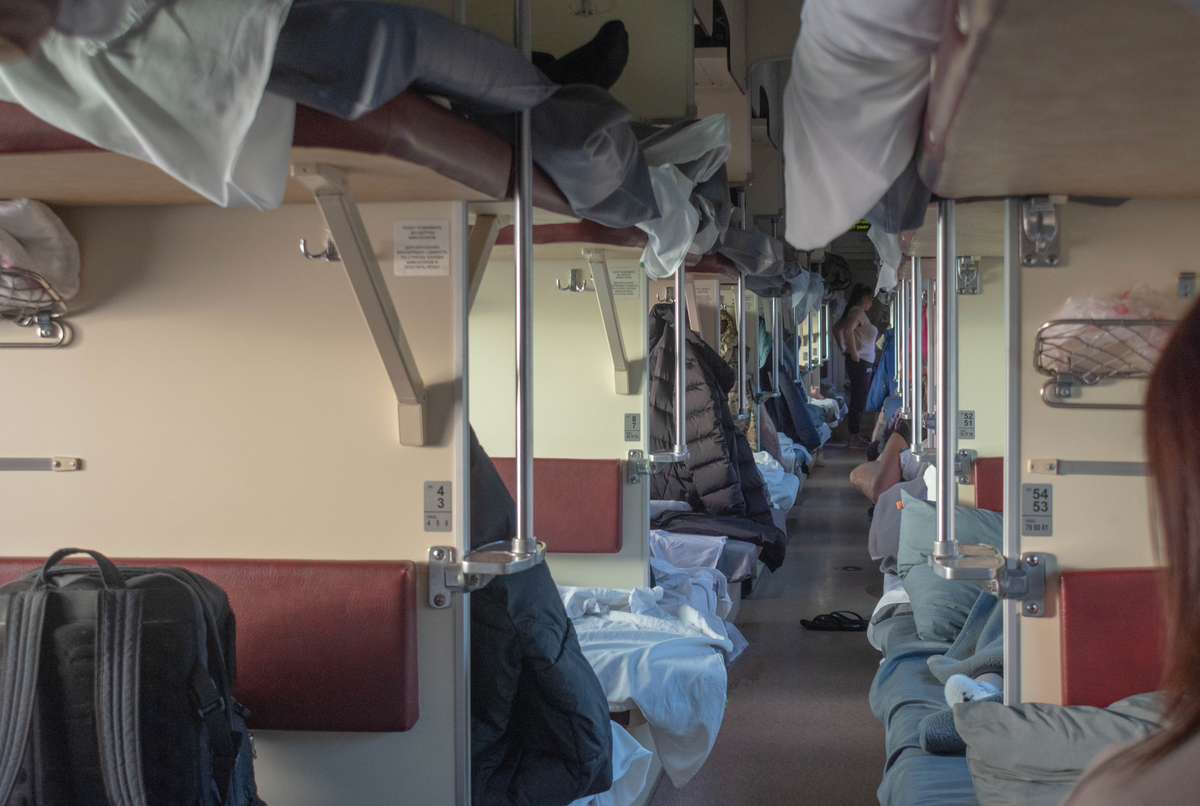 поезд мчится