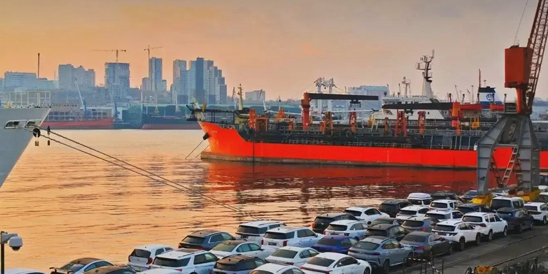 В 2025 году через Владивосток ввезли более 347 000 иномарок для личного пользования — на 62% больше, чем в 2024-м 😎