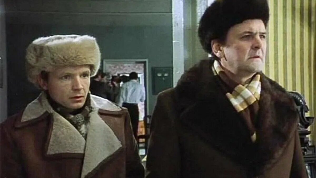 Женя Лукашин и Ипполит и их шапки из к/ф Ирония судьбы или с легким паром