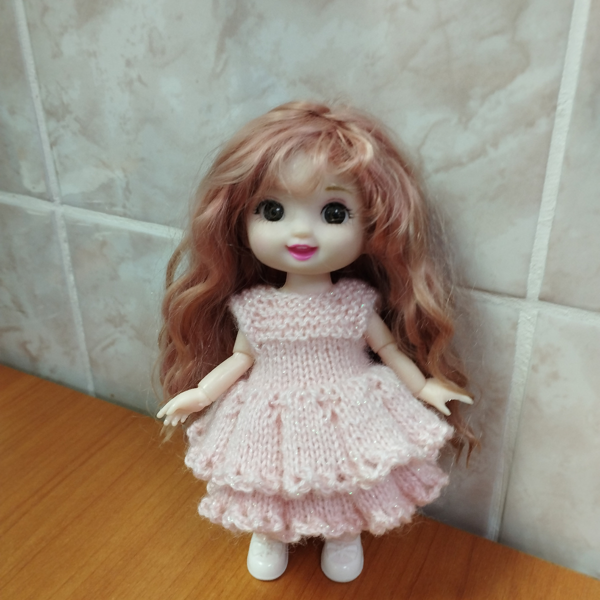 На этом парике волосы получились кудрявые, а после прошивки этими же волосами  , Почему-то кудряшек не было. 