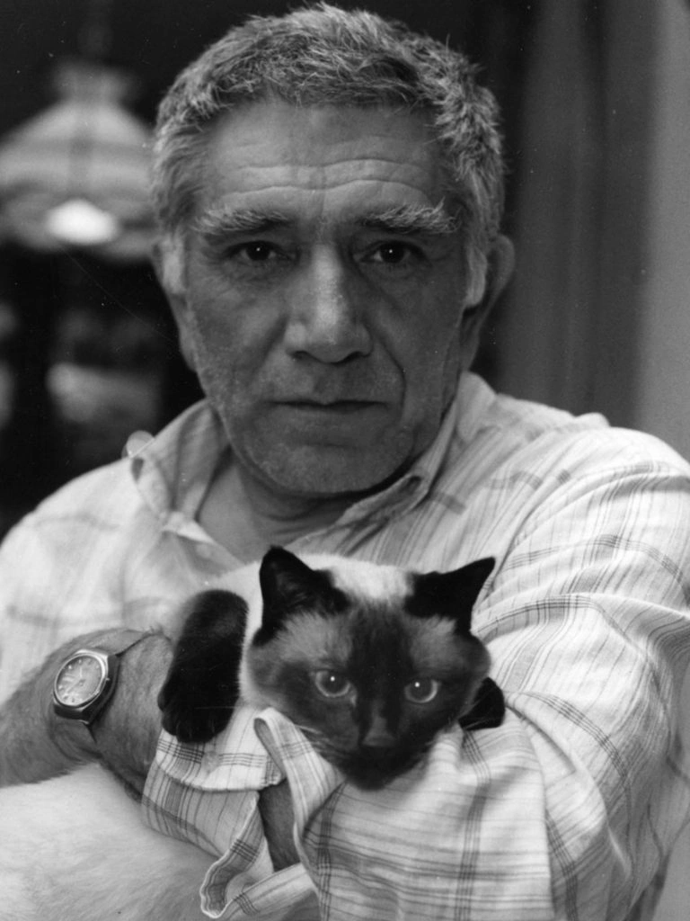 Армен Джигарханян с любимым котом Филом