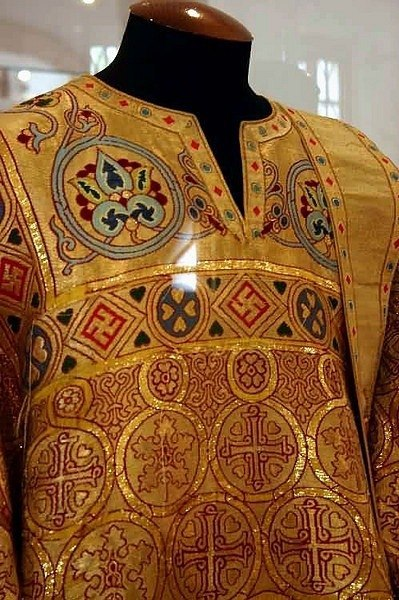 Использование свастики в оформлении православных церквей, книг и на одежде