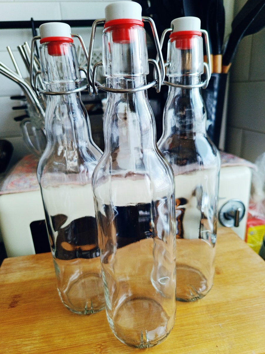 Бутылки с бугельной пробкой. Эти выдерживают давление 20 атмосфер