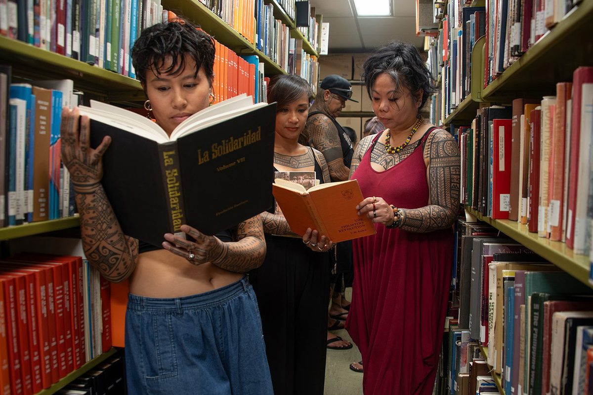 «Это прекрасно, когда история Филиппин или любого другого колониального региона рассказывается посредством татуировки! Колонизаторы на протяжении нескольких веков занимались уничтожением культурного наследия коренных народов – это неотъемлемая составляющая колониального строя. Однако, именно колонизаторы оставили источники (записи и рисунки об исчезнувшем укладе жизни), благодаря которым мы что был до их прихода. Библиотека нашей студии содержит множество таких источников, так что рассуждать о значениях той или иной древней татуировки мы можем опираясь на весьма авторитетную базу», – рассказывает Александр Дворянов, руководитель студии татуировки Орнамент, основной специализацией мастеров которой является традиционная татуировка разных коренных народов.  📷
