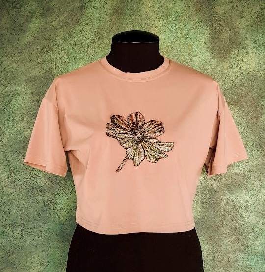 Здесь вышивка выполнена лентами седеф 7мм.