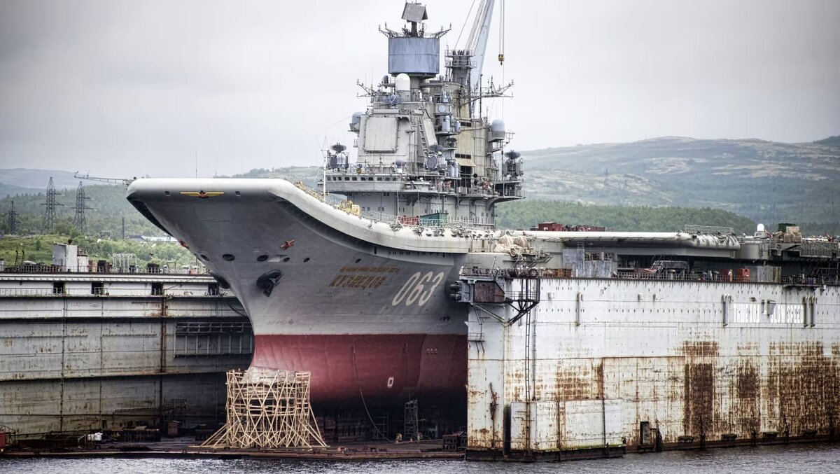   Крейсер «Адмирал Кузнецов» в плавдоке ПД-50