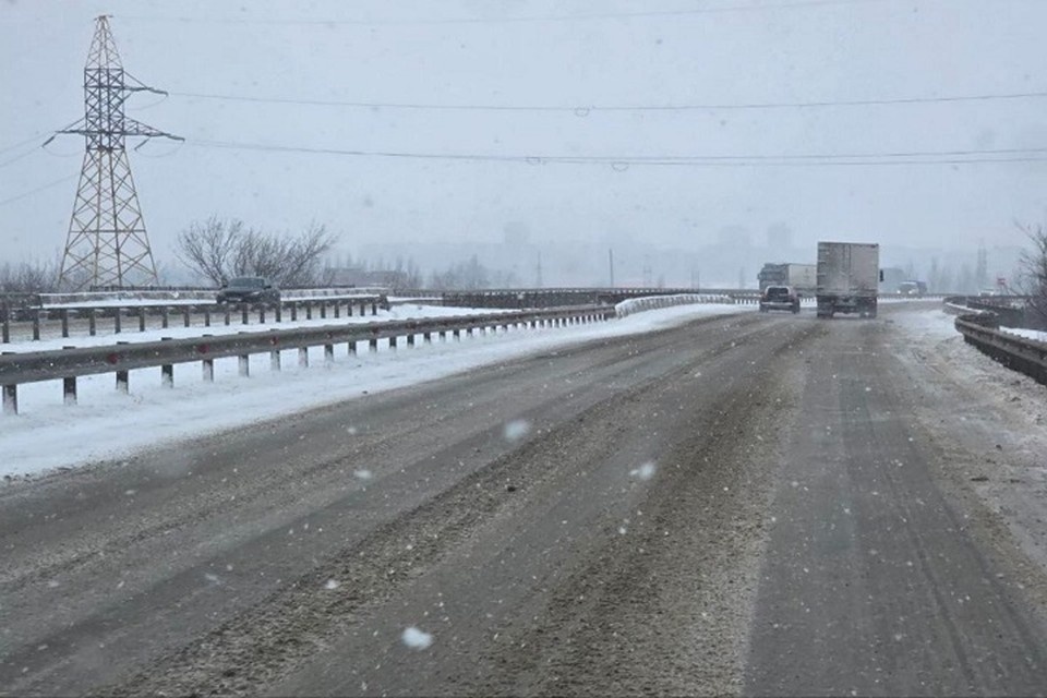    В ДНР дорожные службы работают в усиленном режиме из-за снегопада. Фото: ТГ/Бондаренко
