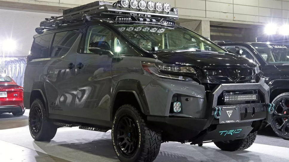 Toyota Alphard.📷Фото: Double Eight