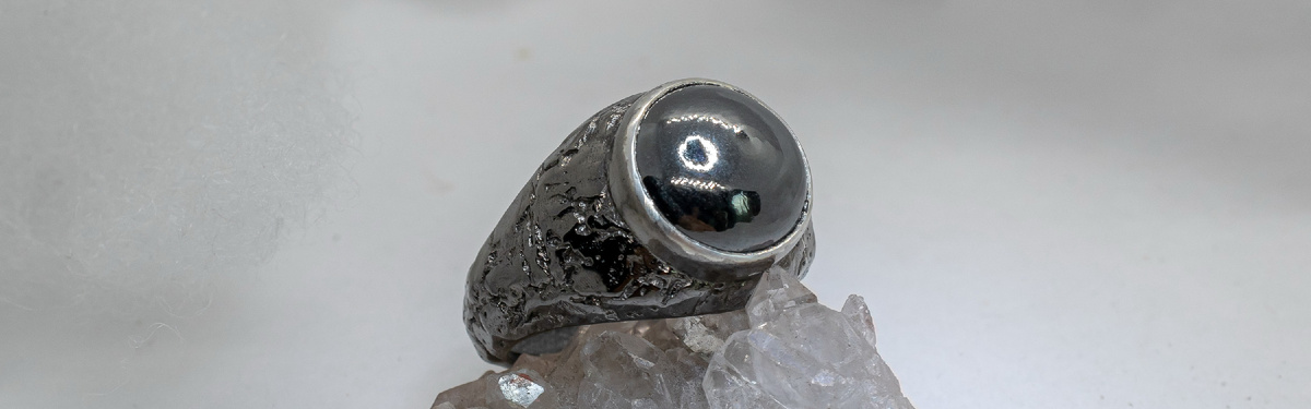 Серебряное мужское кольцо с гематитом «Накир»