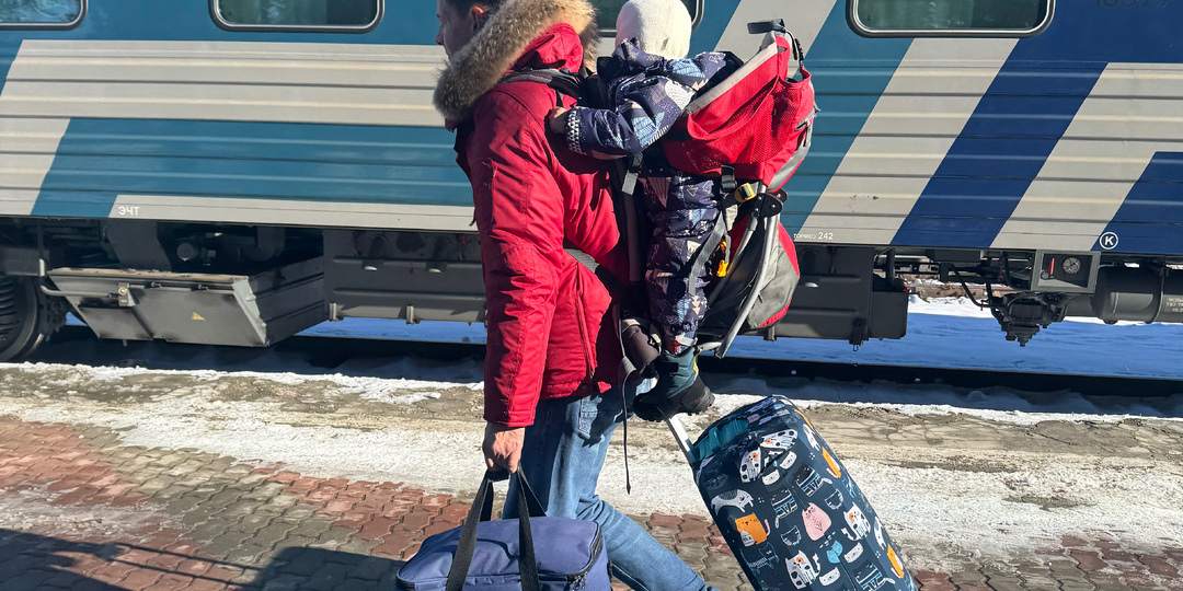 Двое не поделили нижнюю багажную полку в поезде. Проводник рассказал, кто имеет приоритет для размещения багажа внизу.