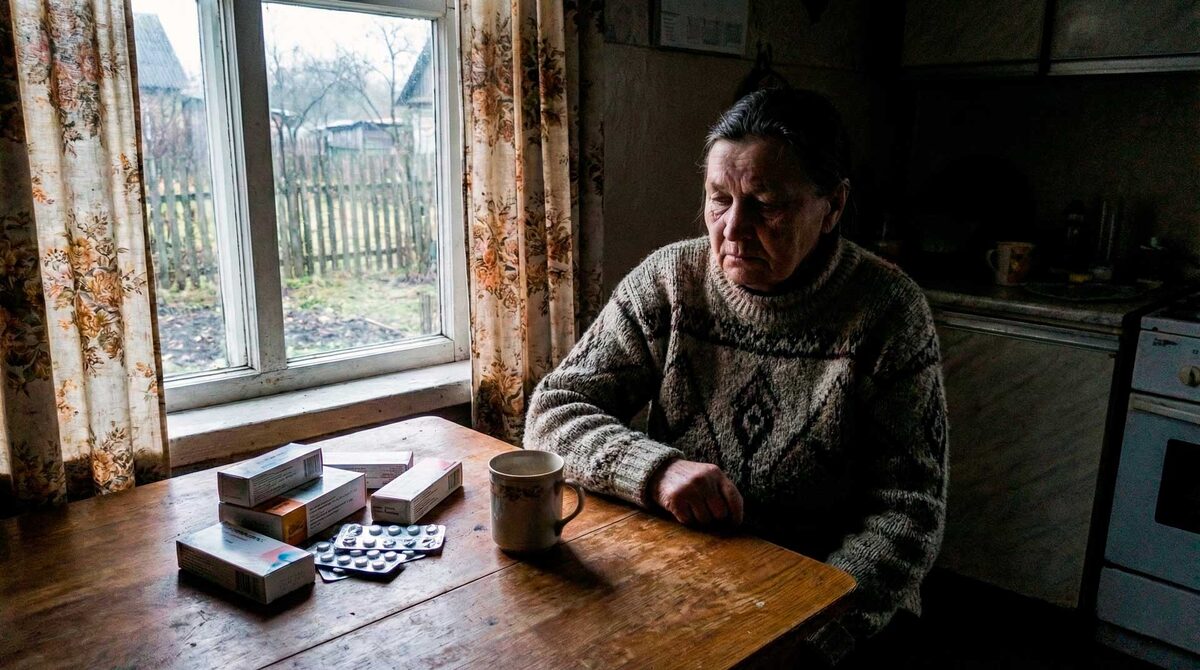 Мама сидела в холдной кухне за столом