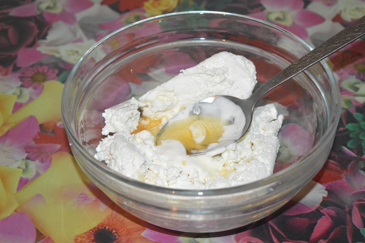 Творожные роллы. Шаг 2. Фото: канал Три рецепта.