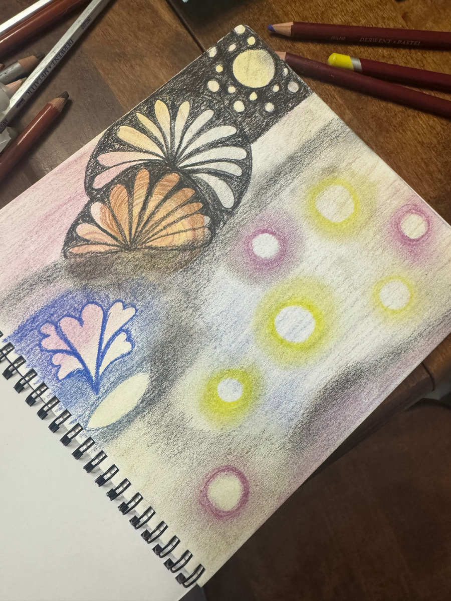 Пишу картины всем, что оставляет след. Иногда за деньги, иногда в подарок или даже просто для себя