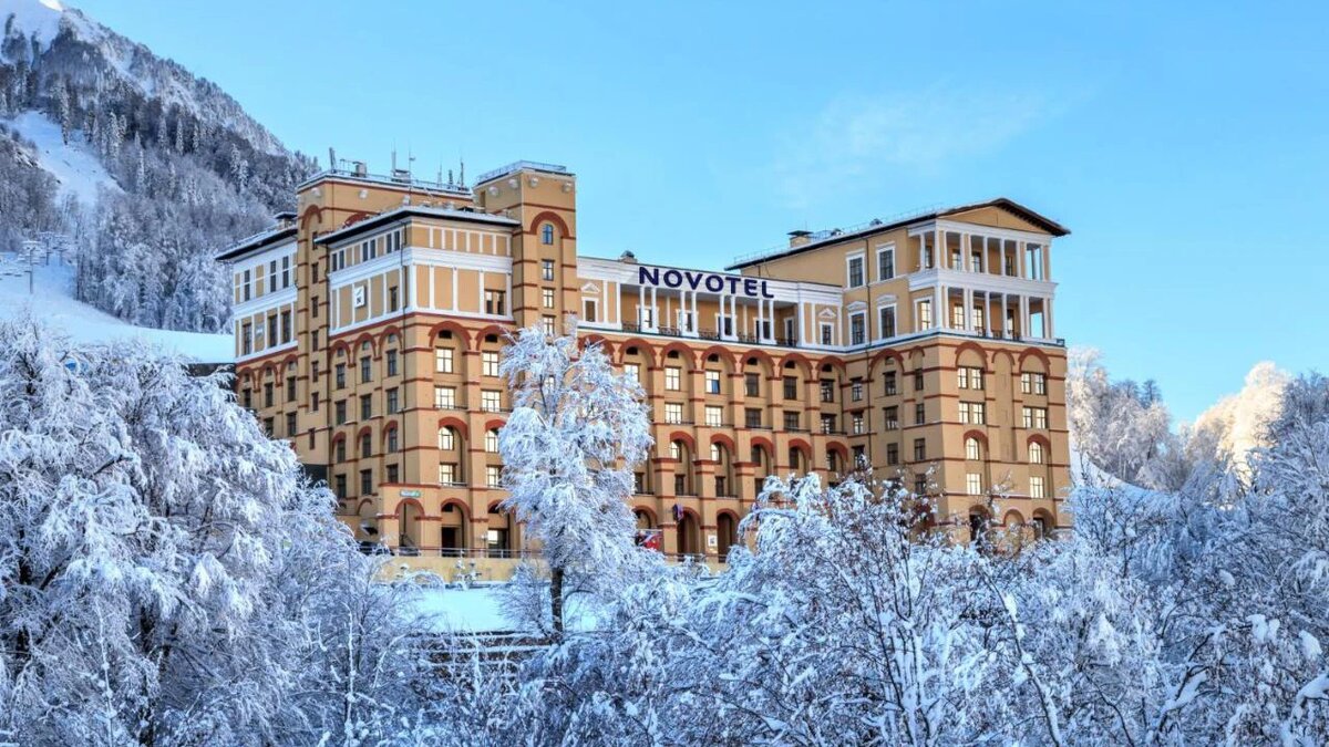 Отель НОВОТЕЛЬ РЕЗОРТ И СПА КРАСНАЯ ПОЛЯНА СОЧИ
Гостиница в Красной поляне с просторными и уютными номерами, а также отличной инфраструктурой. «Новотель» имеет отличное расположение, особенно если вы приехали на курорт кататься на лыжах – буквально в двух минутах ходьбы находятся канатные дороги Красной поляны. Жилой комплекс отеля вмещает 92 номера – светлых, вместительных, выполненных в основном в спокойных пастельных тонах. «Новотель» предоставляет для своих постояльцев питание, которое здесь проходит в формате «шведской линии». Также на базе гостиницы работает ресторан паназиатской кухни, где вы сможете отведать японские, корейские, китайские, индийские блюда и блюда других стран Азии. Из больших панорамных окон ресторана открывается замечательный вид на прогулочную зону. На территории «Новотеля» подготовлены площадки для спортивных игр: футбола и баскетбола. Есть возможность в отеле поиграть и в мини-гольф. Одна из «фишек» гостиницы – это два олененка, проживающие здесь, которых можно покормить, погладить и сделать совместную фотографию на память. Гостиница работает не только зимой, в разгар горнолыжного сезона, но и летом, а также в межсезонье.