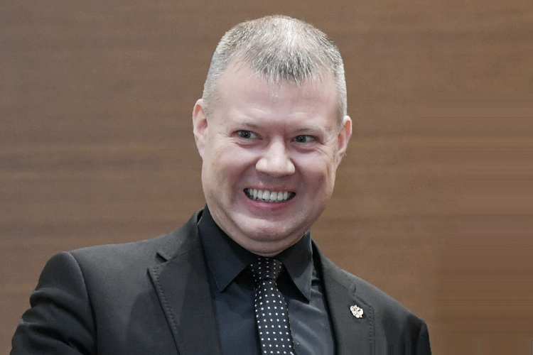    Адель Минапов ушел в отставку по собственному желанию в апреле 2025 года. До этого он отправлял правосудие в АС РТ с 2011-го. Согласно официальной биографии, ему 48 лет, родился он в Казани, здесь же — в КГУ — получал высшее юридическое образование.   
Фото: rais.tatarstan.ru