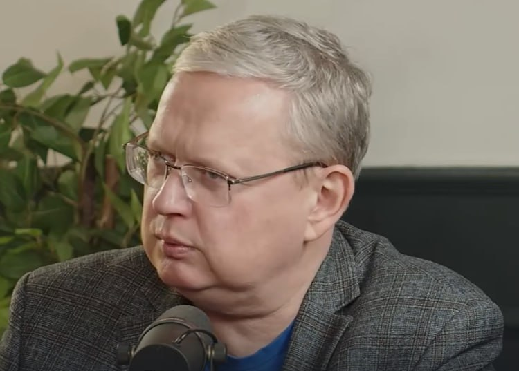 «Главное – заменить ими россиян»: депутат Делягин пришёл в ужас от того, как мигранты из Индии убирают снег