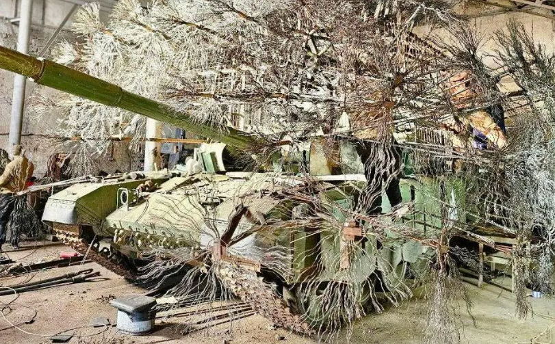 Россия использует танк «Одуванчик» на поле боя, чтобы уклоняться от украинских дронов © www.trenchart.us