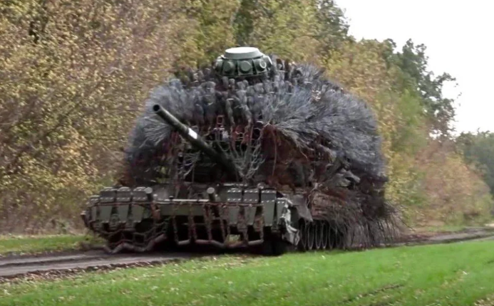 Российские танки «Ёж», покрытые металлическими шипами, были разработаны, чтобы сделать их более устойчивыми к уничтожению © www.trenchart.us