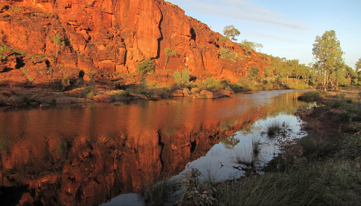    Финке является как минимум ровесницей горного хребта, который она пересекает.