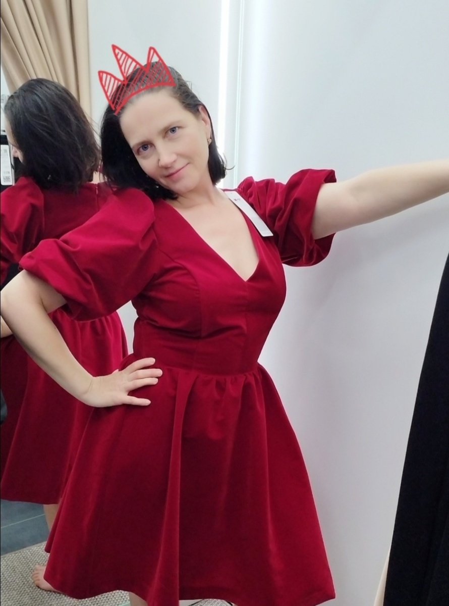 Сама себя веселю в магазине, выбирая наряд на праздник)))) Ну, чем мне Белоснежка!? 