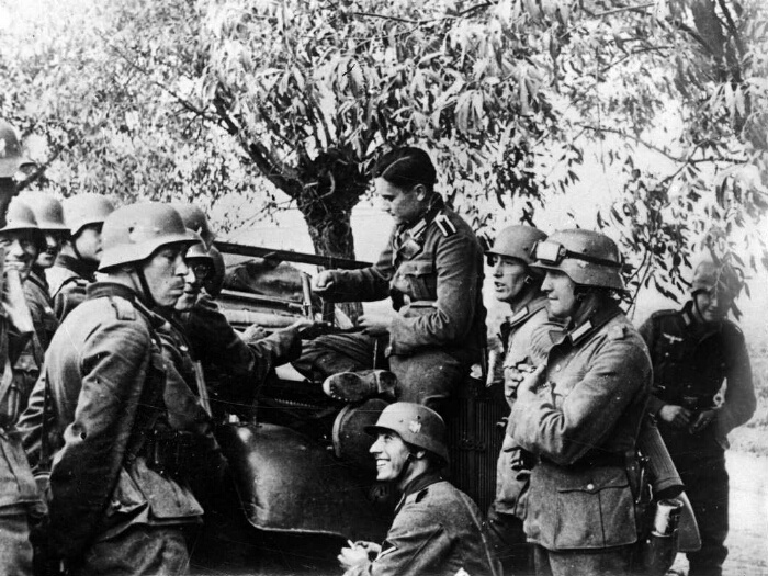 Солдаты вермахта на захваченной польской территории