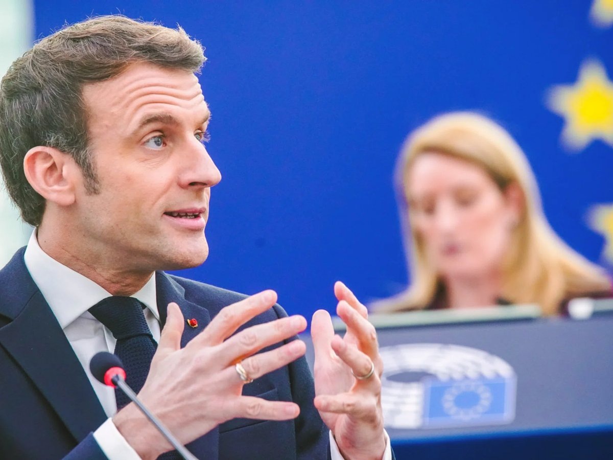     Эммануэль Макрон захотел такую же ракету, как у президента РФ Владимира Путина, намекая на «Орешник»