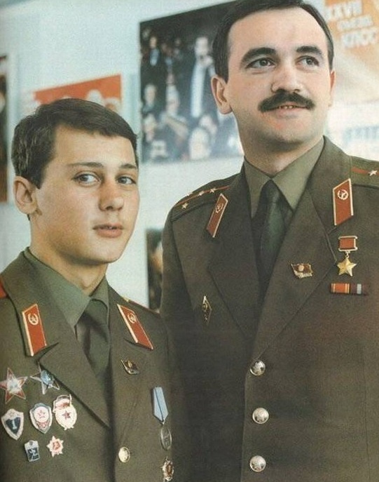 Настоящий боец советской армии с капитаном Героем Советского Союза
