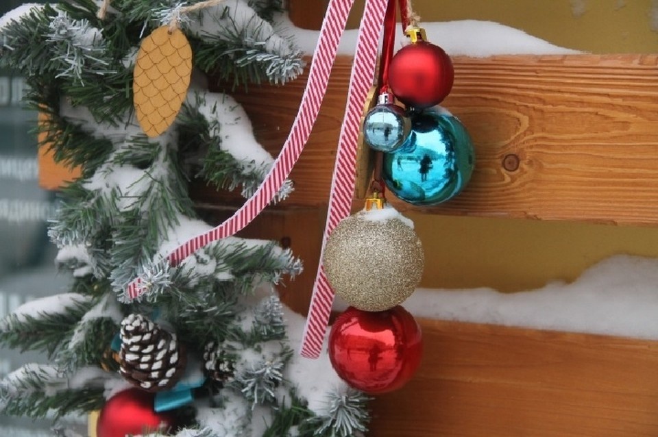    Перед тем, как сдать елку на переработку, необходимо тщательно удалить с нее все украшения Роман ИГНАТЬЕВ