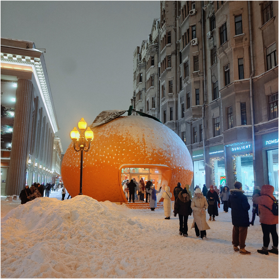 На пешеходном Арбате, прикола ради и впечатления на приезжих, между домов втиснули мандарин-ларёк. Судя по уровню снега на снимке, фото сделано до большого снегопада. Интересно, как убирали снег  после снежного завала, лопатами? И как продирались пешеходы между домами и мандарином? И главный вопрос - сколько уборочных мини-тракторов можно было купить за потраченные на этот кич деньги? Из открытых источников.