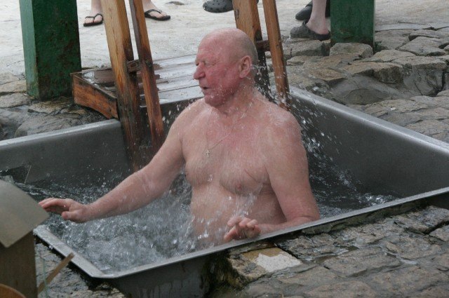    Разрешено ли купаться на Крещение без купальника?