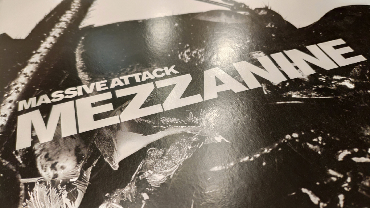 Deluxe издания альбома Mezzanine от Massive Attack